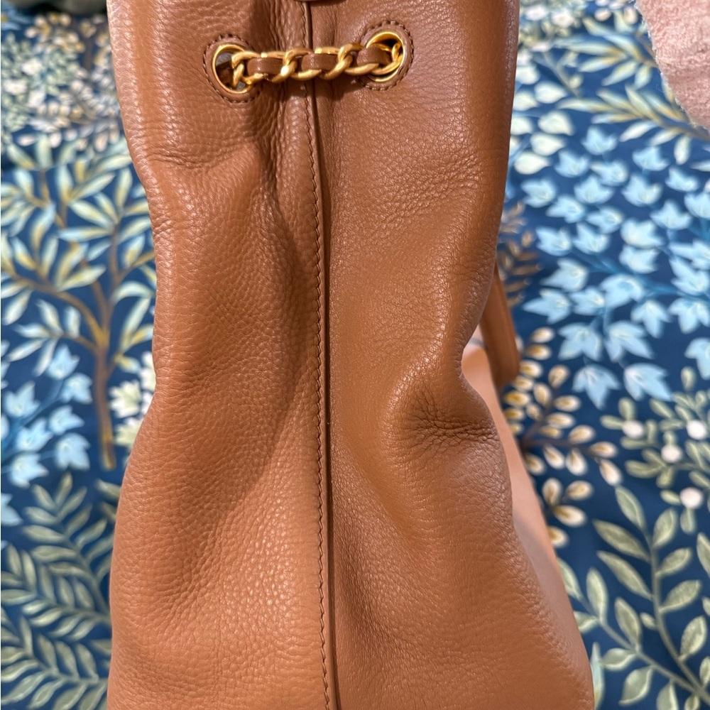 Tory Burch British Tan Pebbled Leather Shoulder Bag with Gold Chain - Picture 4 of 12